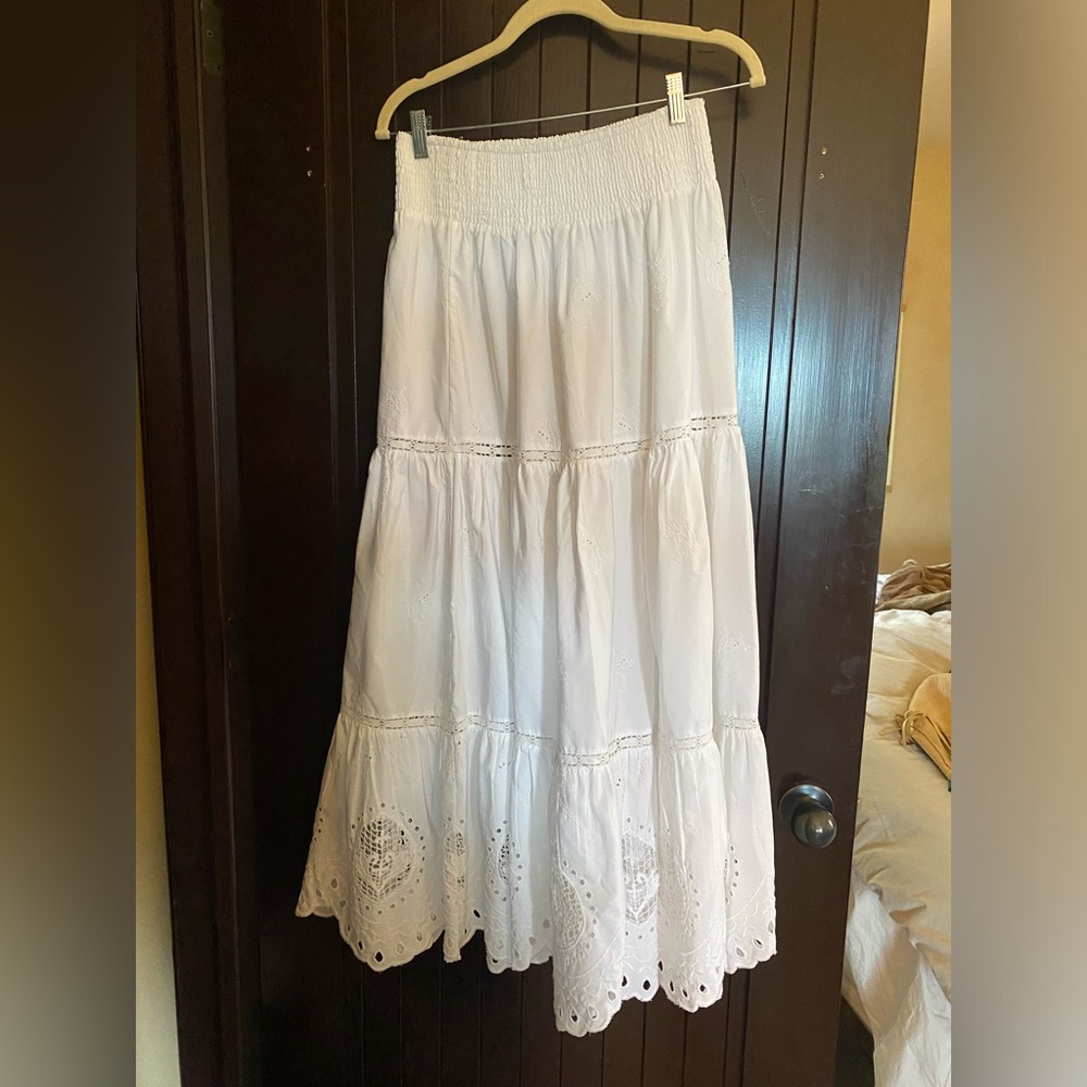 Zara white maxi lace skirt. Fits like a small.